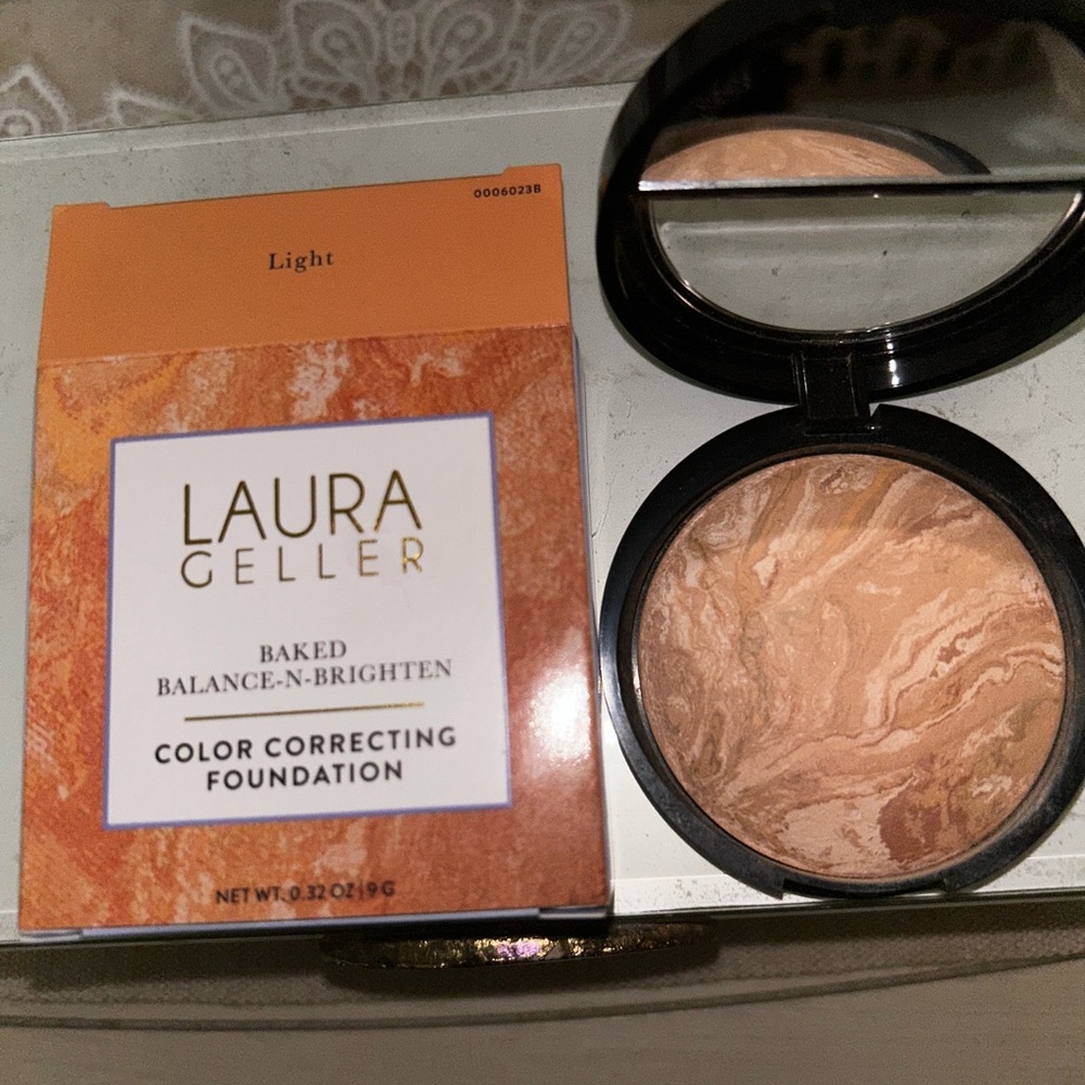 Laura Geller Baked, Balance n Brighten Foundation LIGHT